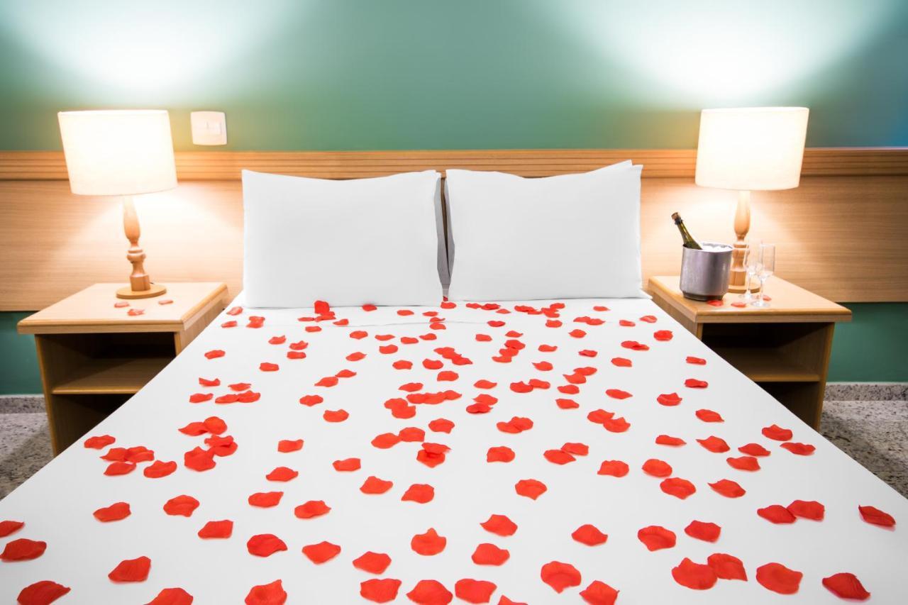Hotel Golden Park All Inclusive Pocos De Caldas By Nacional Inn Екстер'єр фото Rose petals on a bed