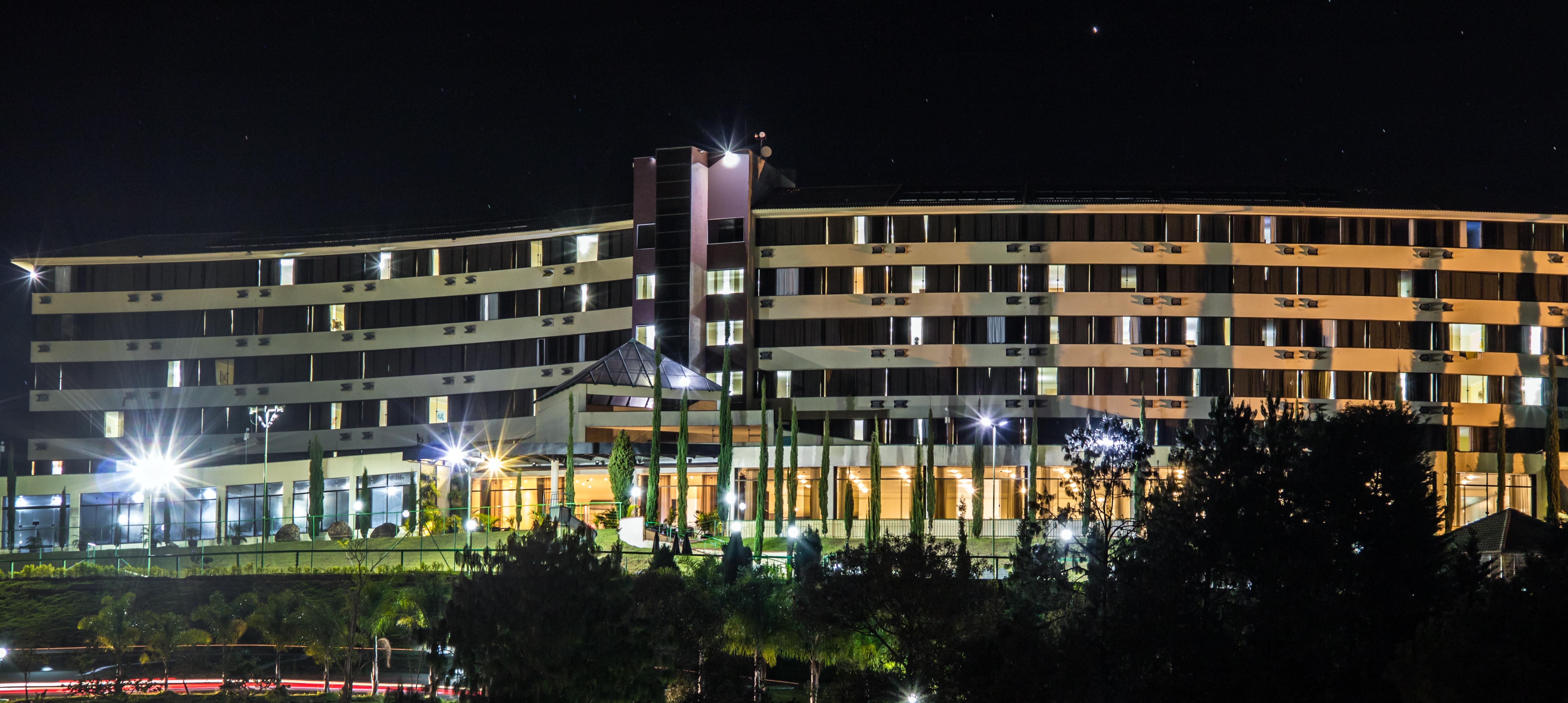 Hotel Golden Park All Inclusive Pocos De Caldas By Nacional Inn Екстер'єр фото The hotel at night