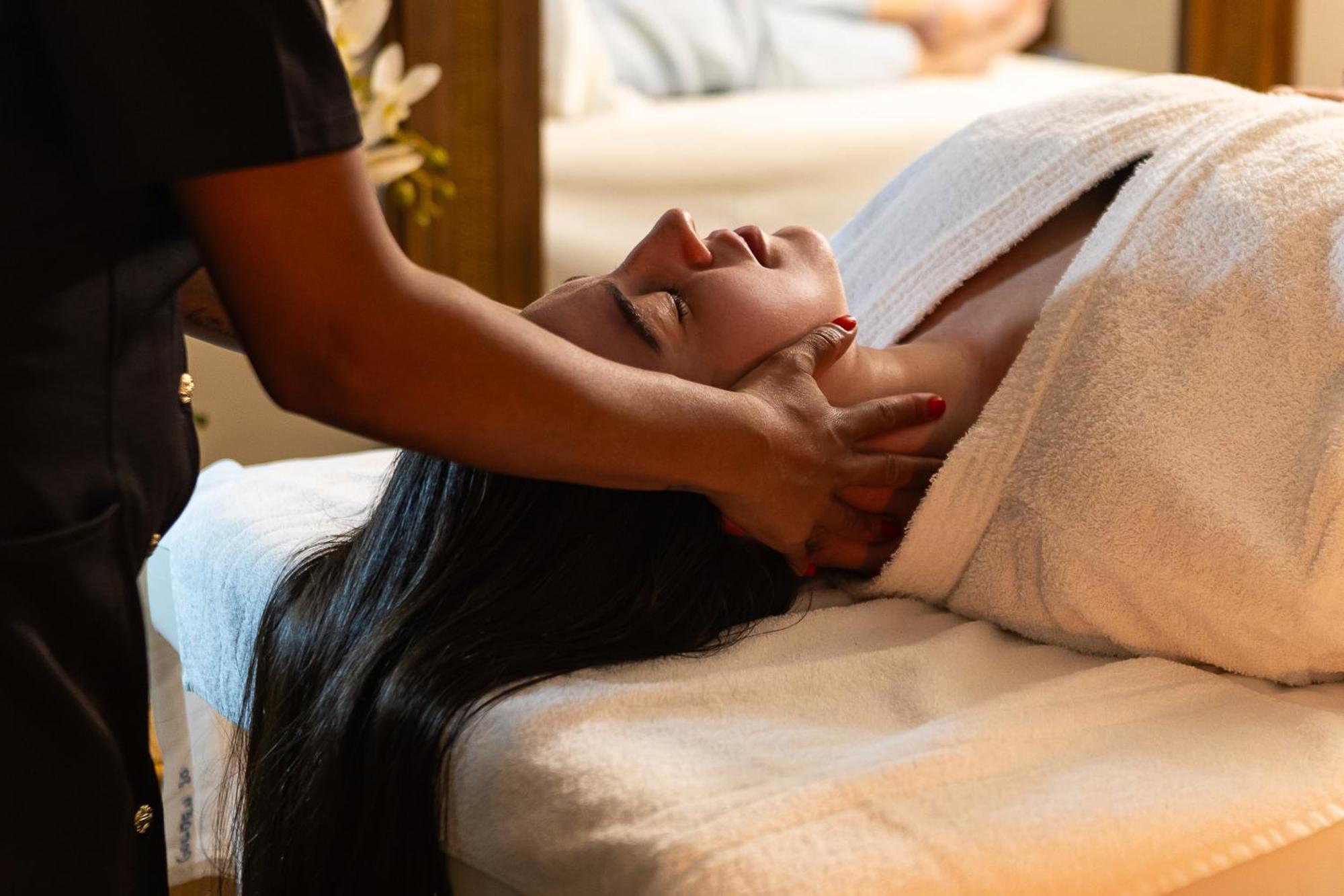 Hotel Golden Park All Inclusive Pocos De Caldas By Nacional Inn Екстер'єр фото A woman receiving a head massage