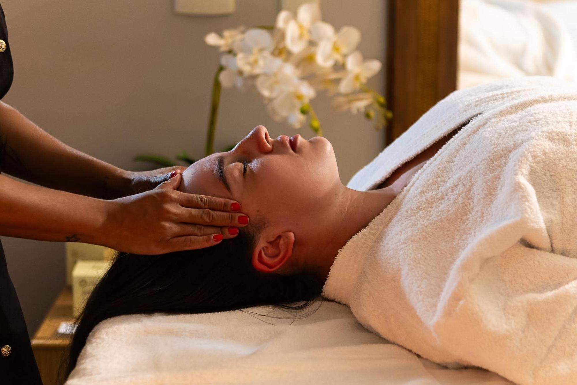 Hotel Golden Park All Inclusive Pocos De Caldas By Nacional Inn Екстер'єр фото A woman receiving a facial massage